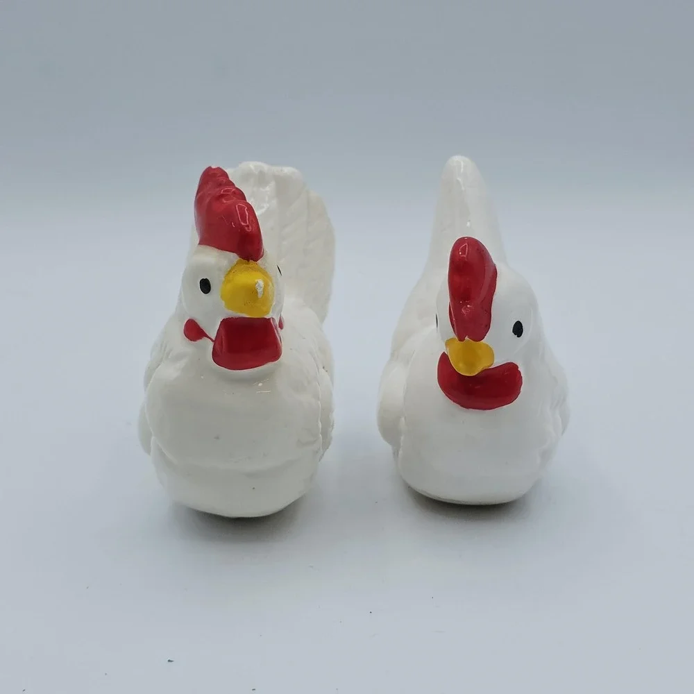 Vtg Chicken Hen Rooster Salt & Pepper Shakers Set Ceramic White‎ Farmhouse Decor